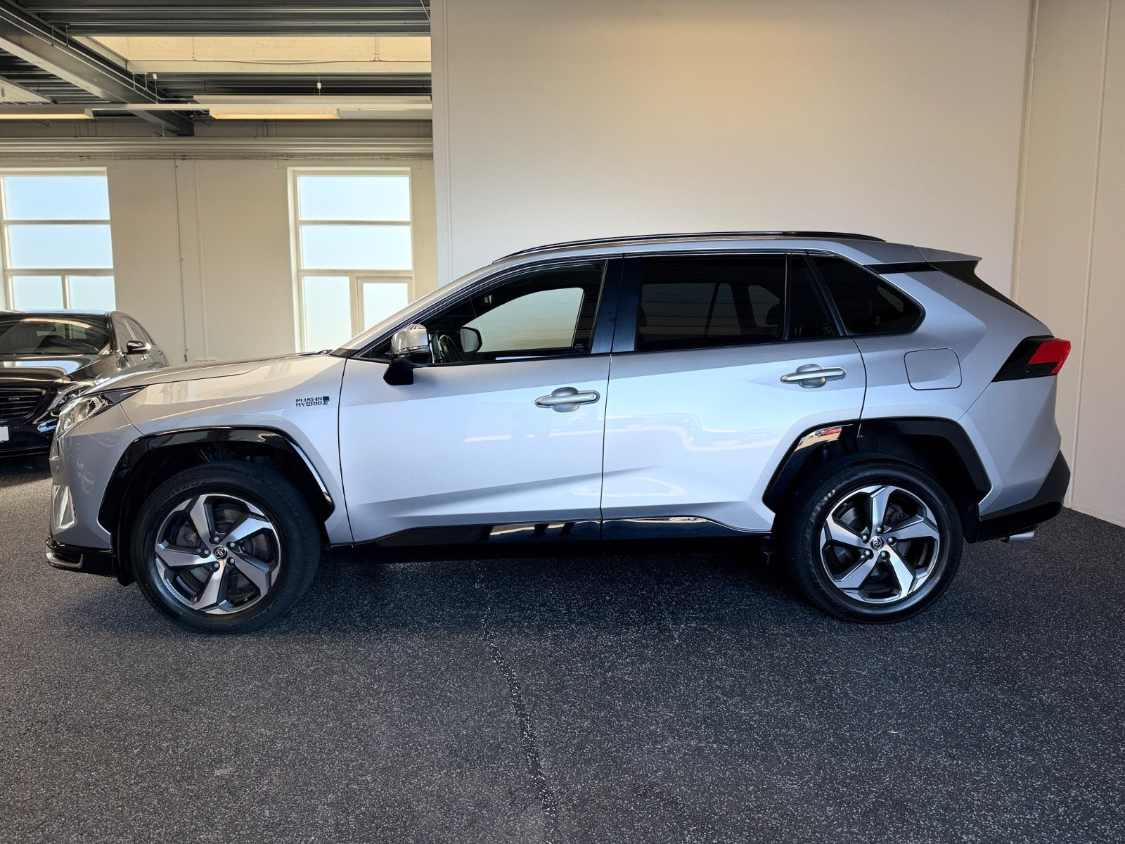 Grå Toyota RAV4 fra 2021