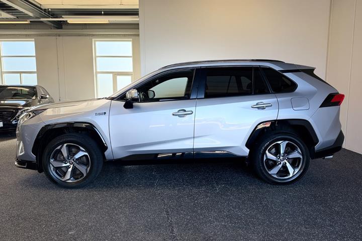 Grå Toyota RAV4 fra 2021