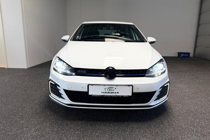 Hvid VW Golf VII fra 2017