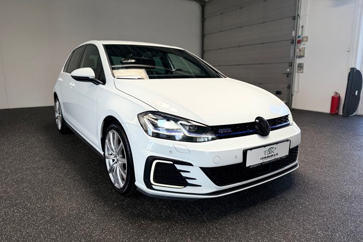 Hvid VW Golf VII fra 2017