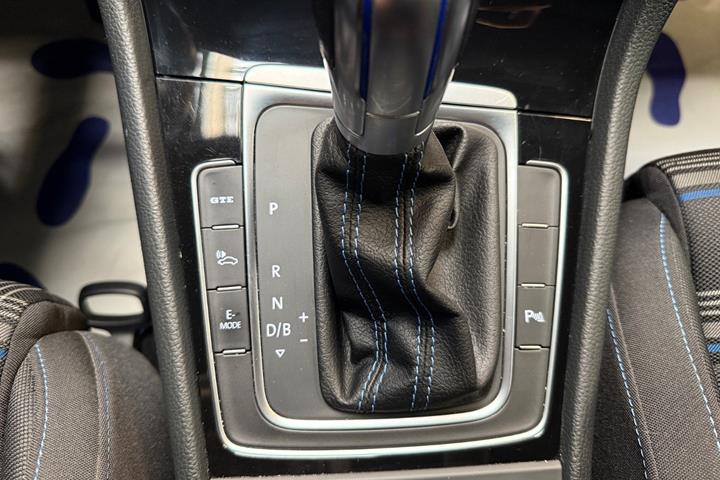 Hvid VW Golf VII fra 2017