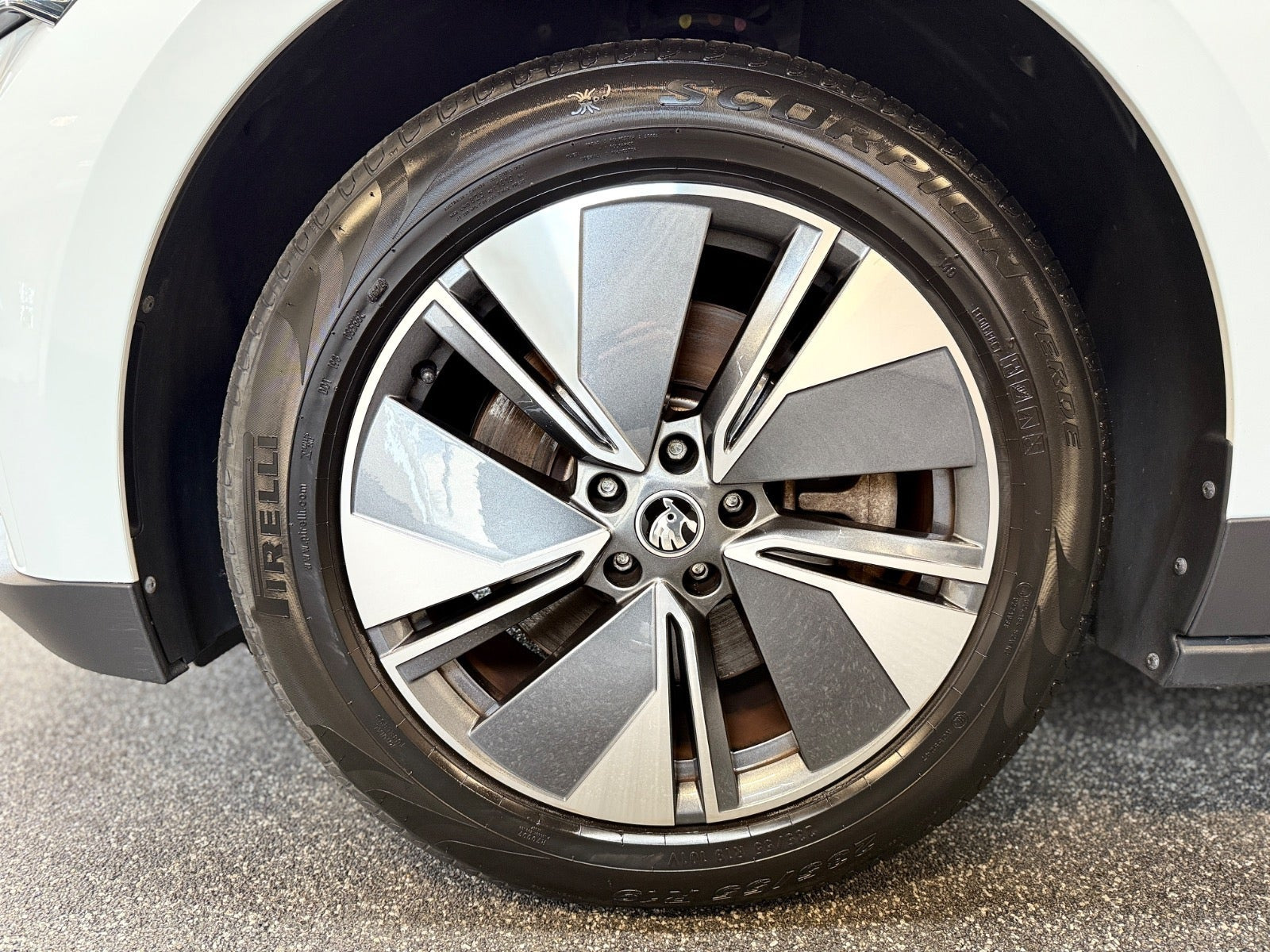 Hvid Skoda Enyaq fra 2023