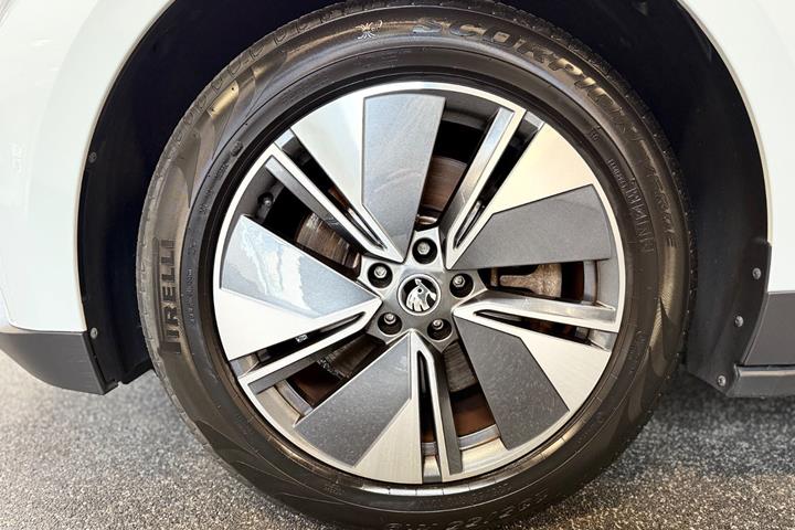 Hvid Skoda Enyaq fra 2023