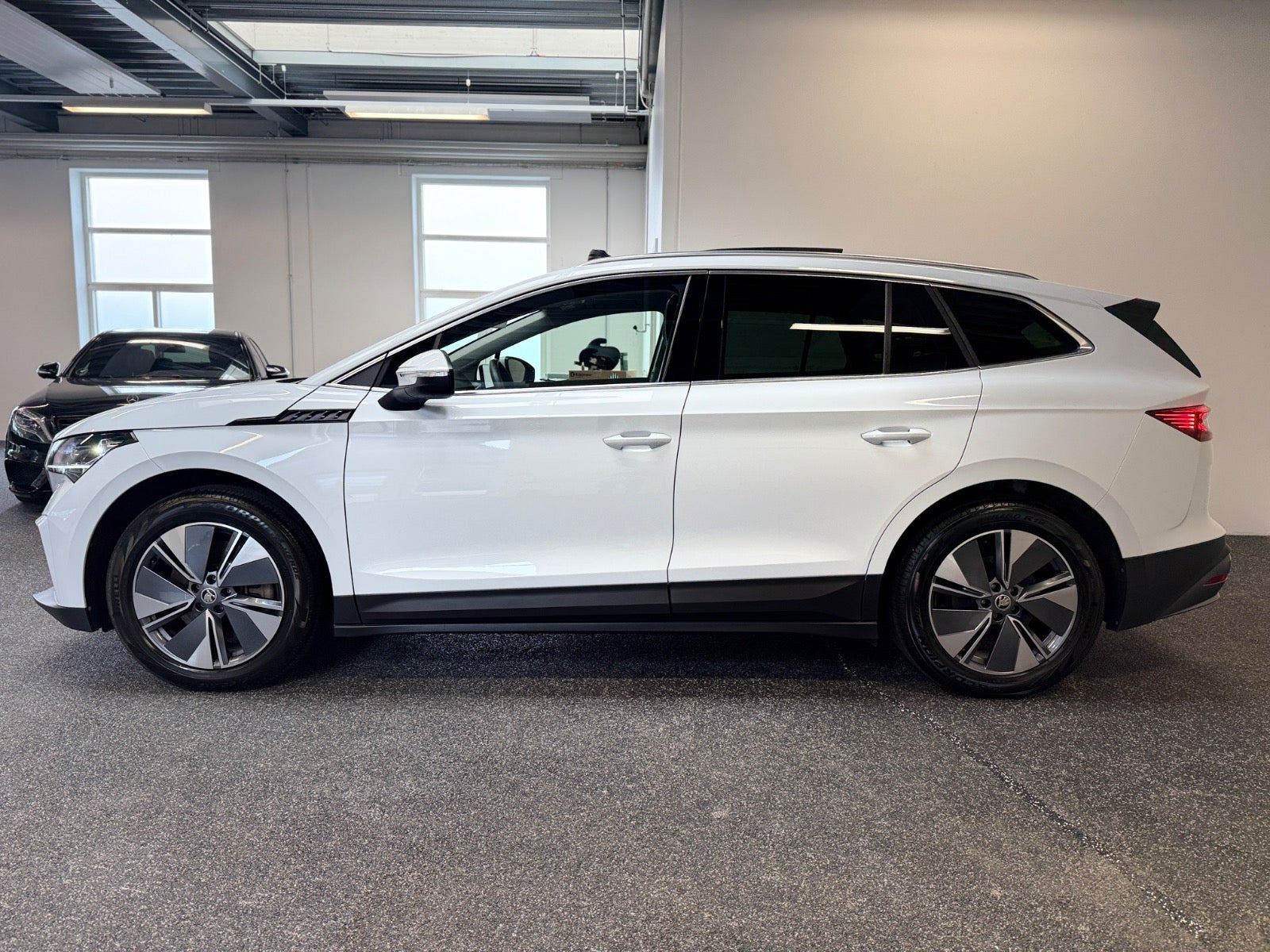 Hvid Skoda Enyaq fra 2023