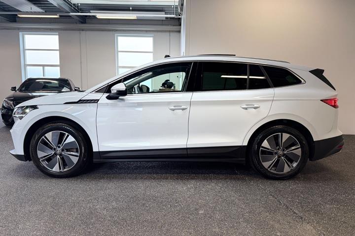 Hvid Skoda Enyaq fra 2023