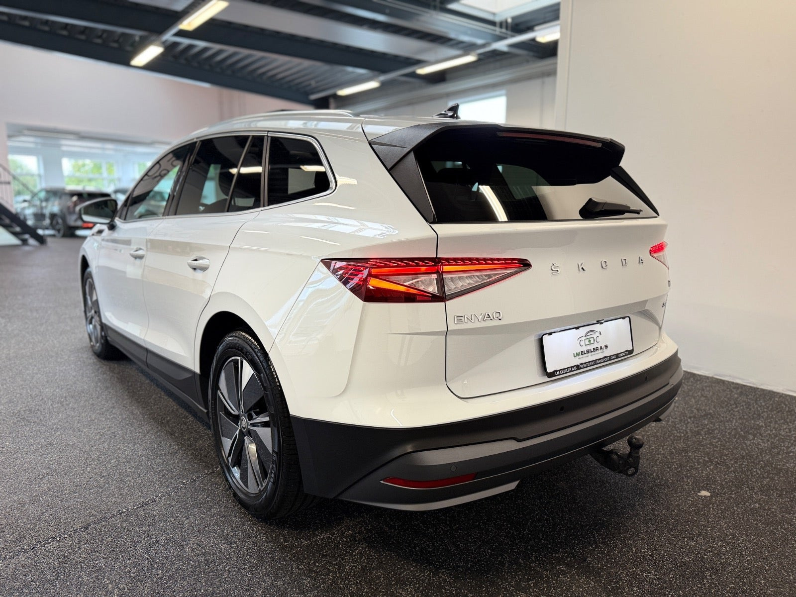 Hvid Skoda Enyaq fra 2023