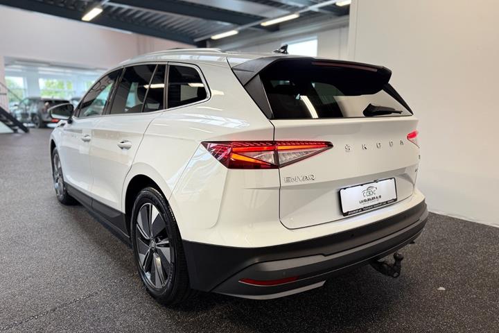Hvid Skoda Enyaq fra 2023