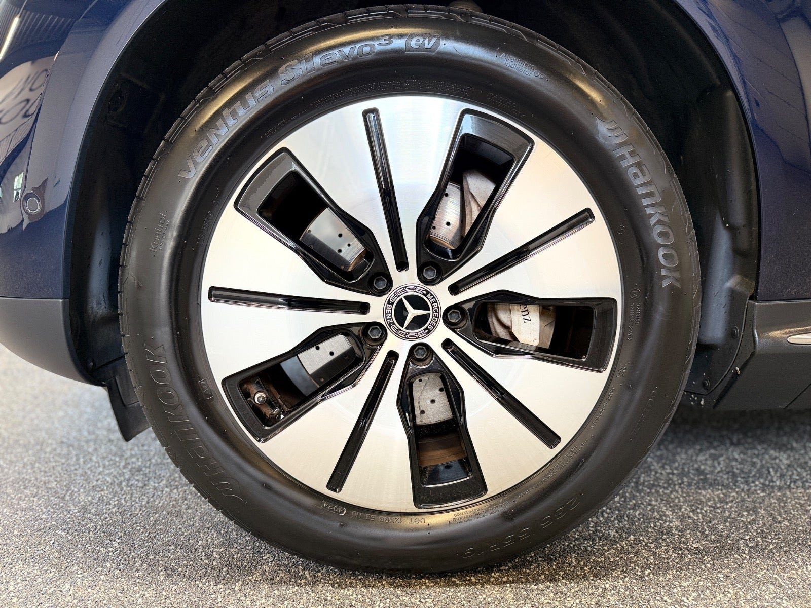 Blå Mercedes EQC400 fra 2020