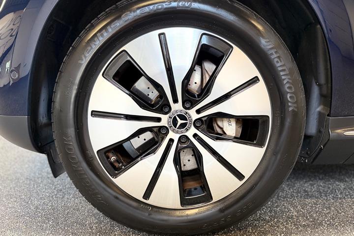 Blå Mercedes EQC400 fra 2020