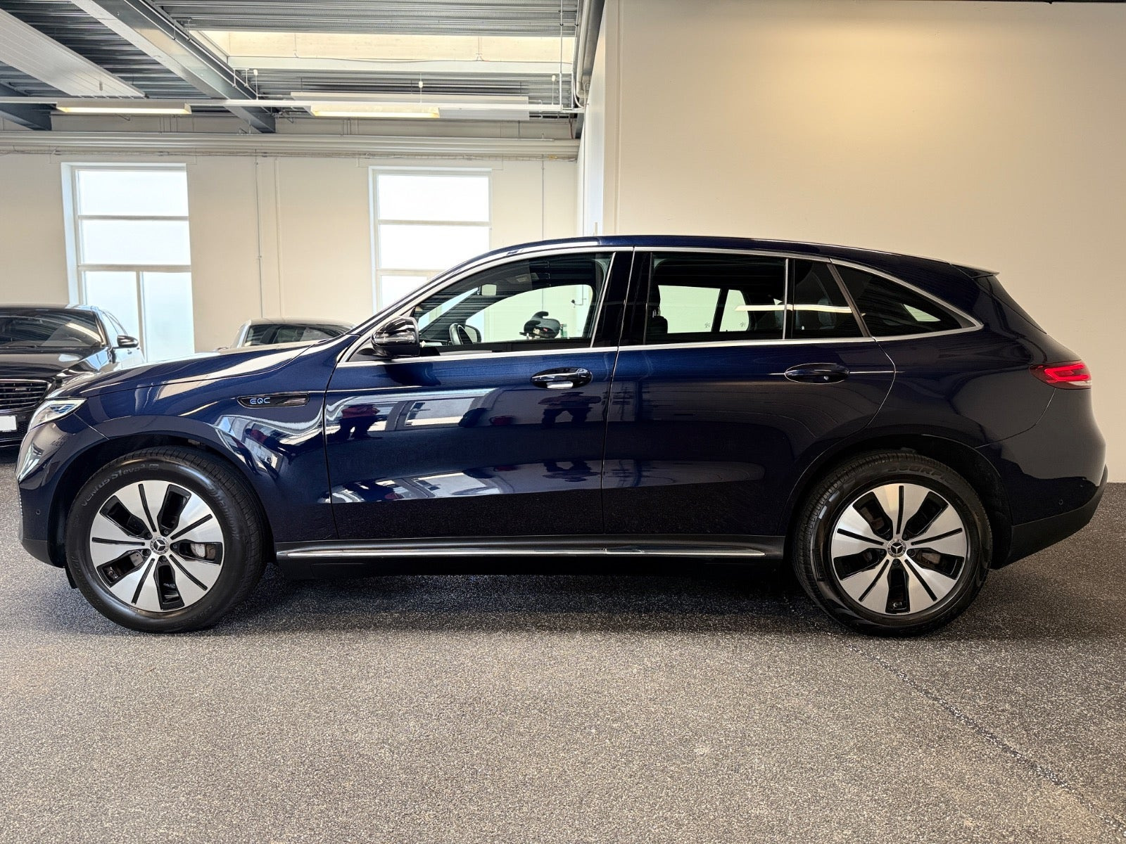 Blå Mercedes EQC400 fra 2020