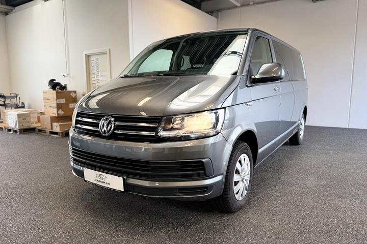 Grå VW Caravelle fra 2017