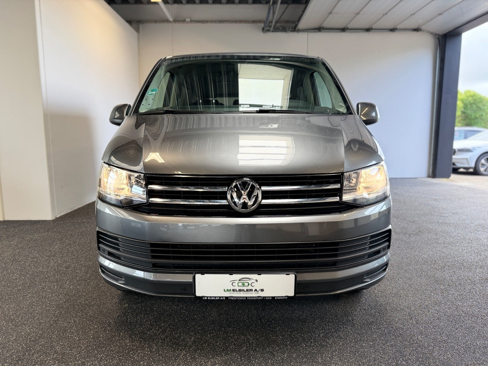Grå VW Caravelle fra 2017