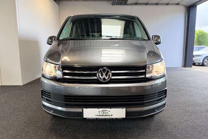 Grå VW Caravelle fra 2017