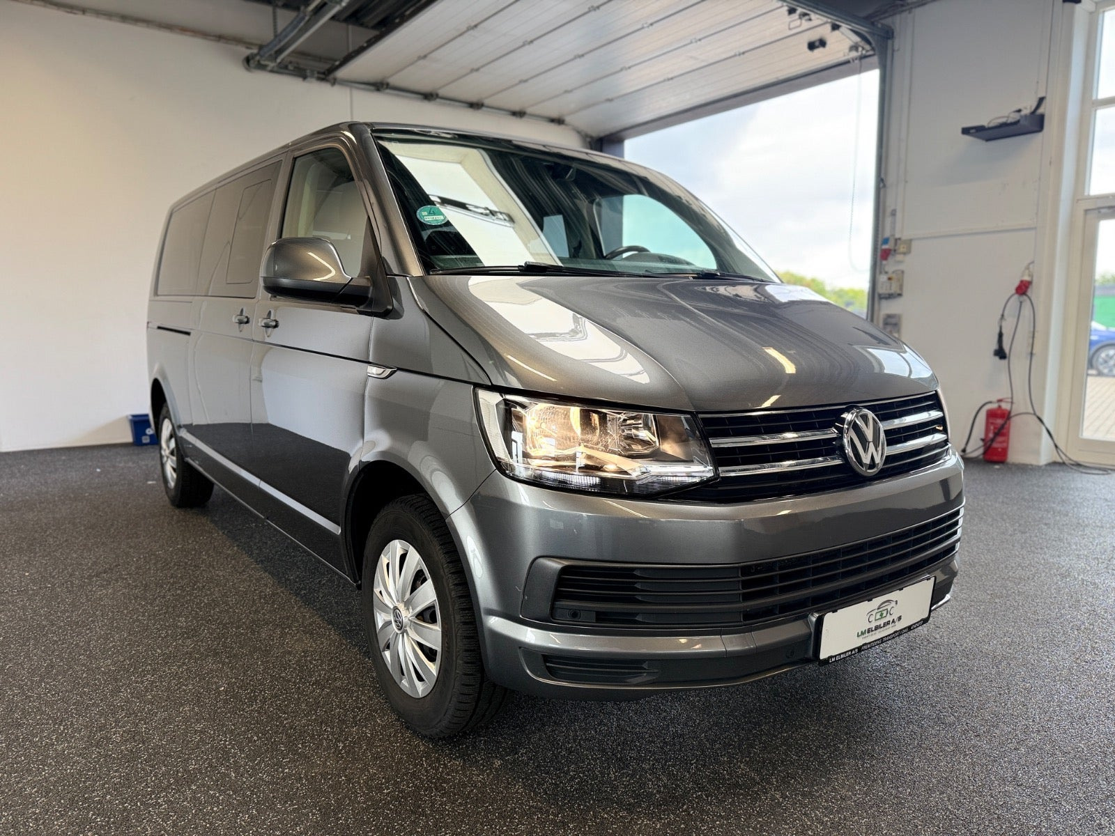 Grå VW Caravelle fra 2017