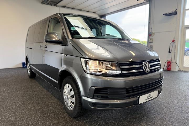 Grå VW Caravelle fra 2017