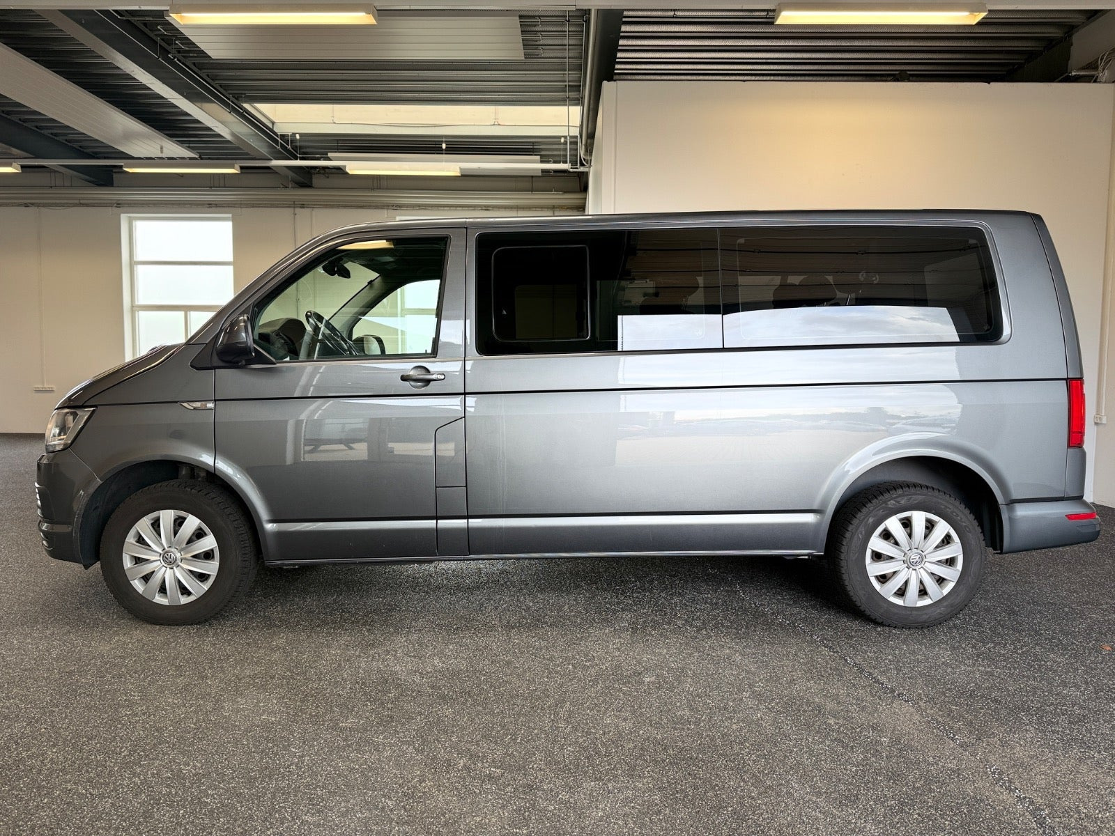 Grå VW Caravelle fra 2017