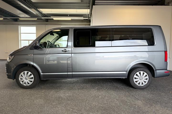 Grå VW Caravelle fra 2017