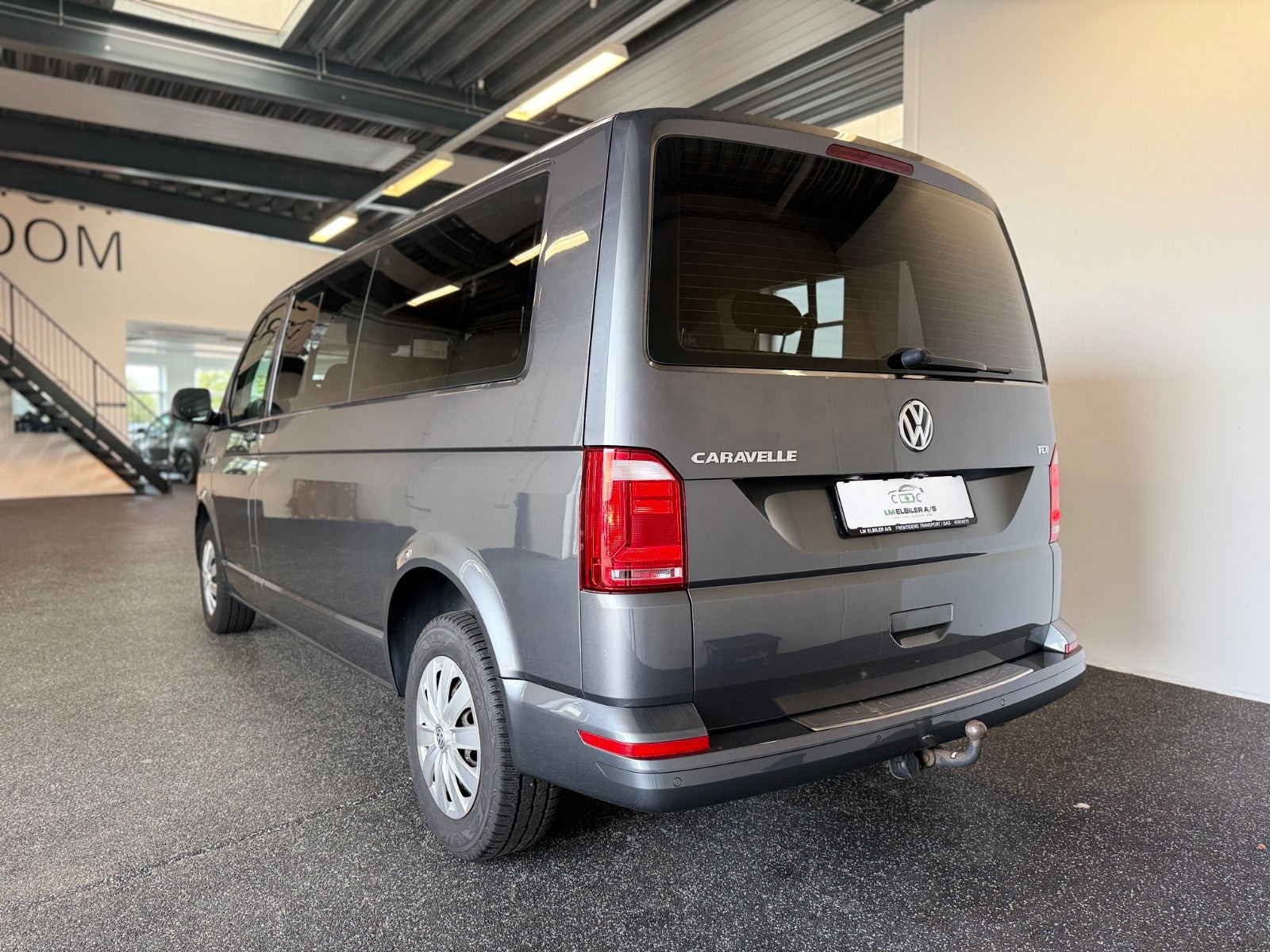 Grå VW Caravelle fra 2017