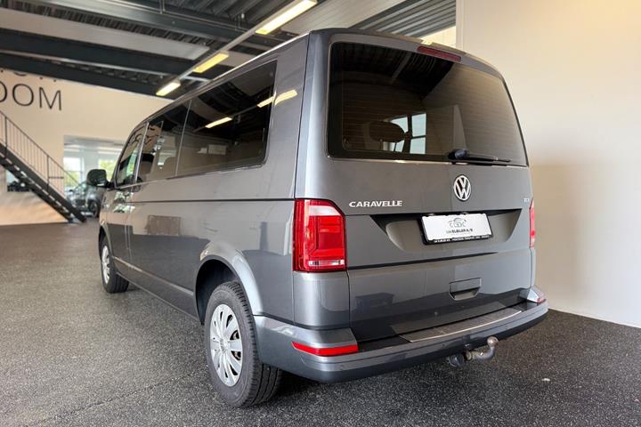 Grå VW Caravelle fra 2017