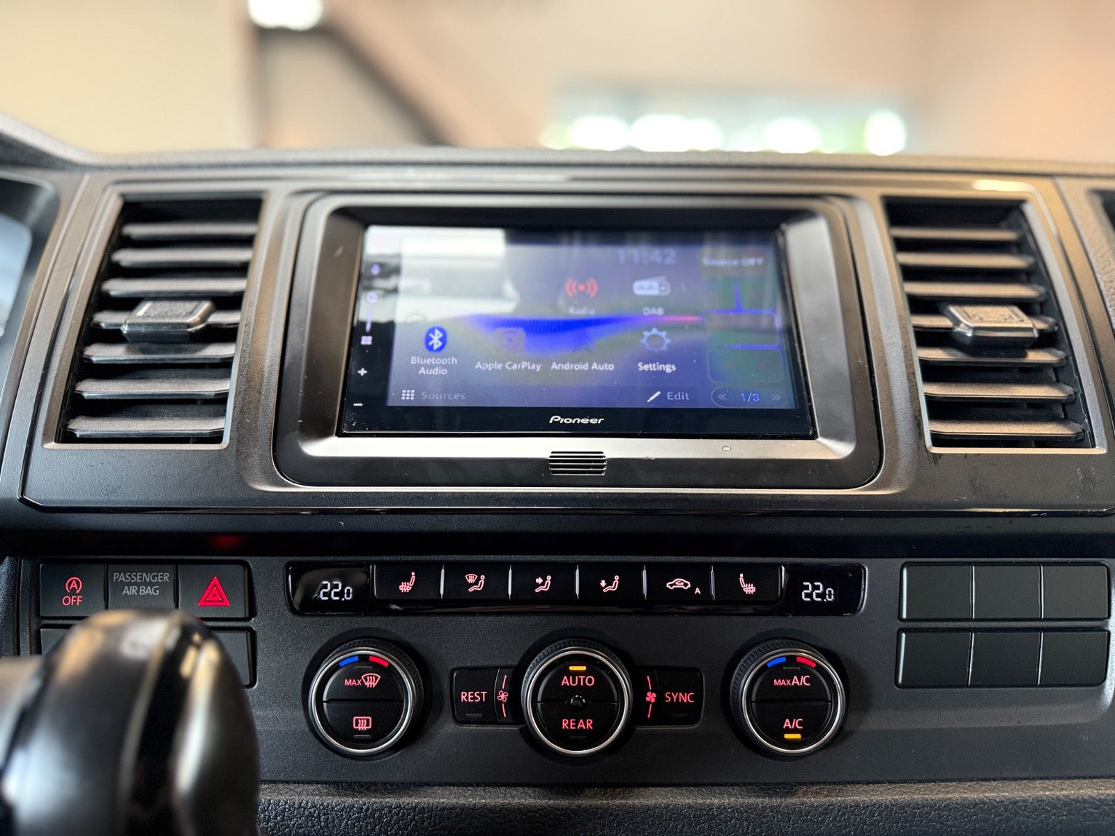 Grå VW Caravelle fra 2017