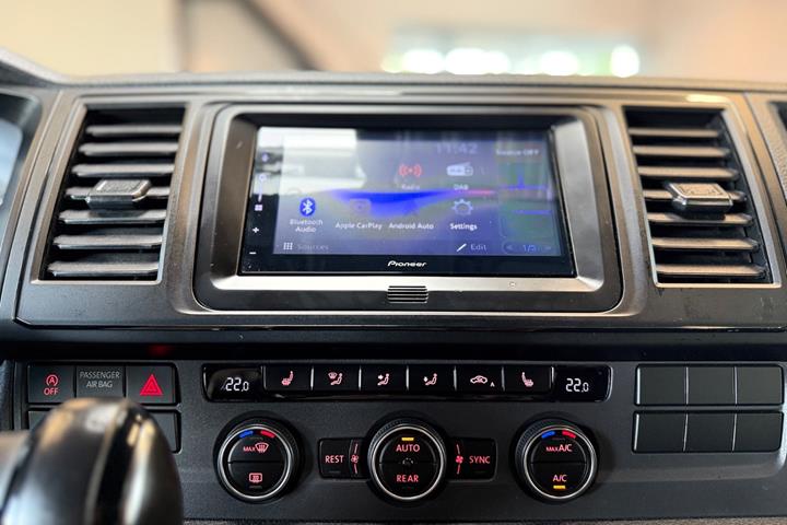 Grå VW Caravelle fra 2017
