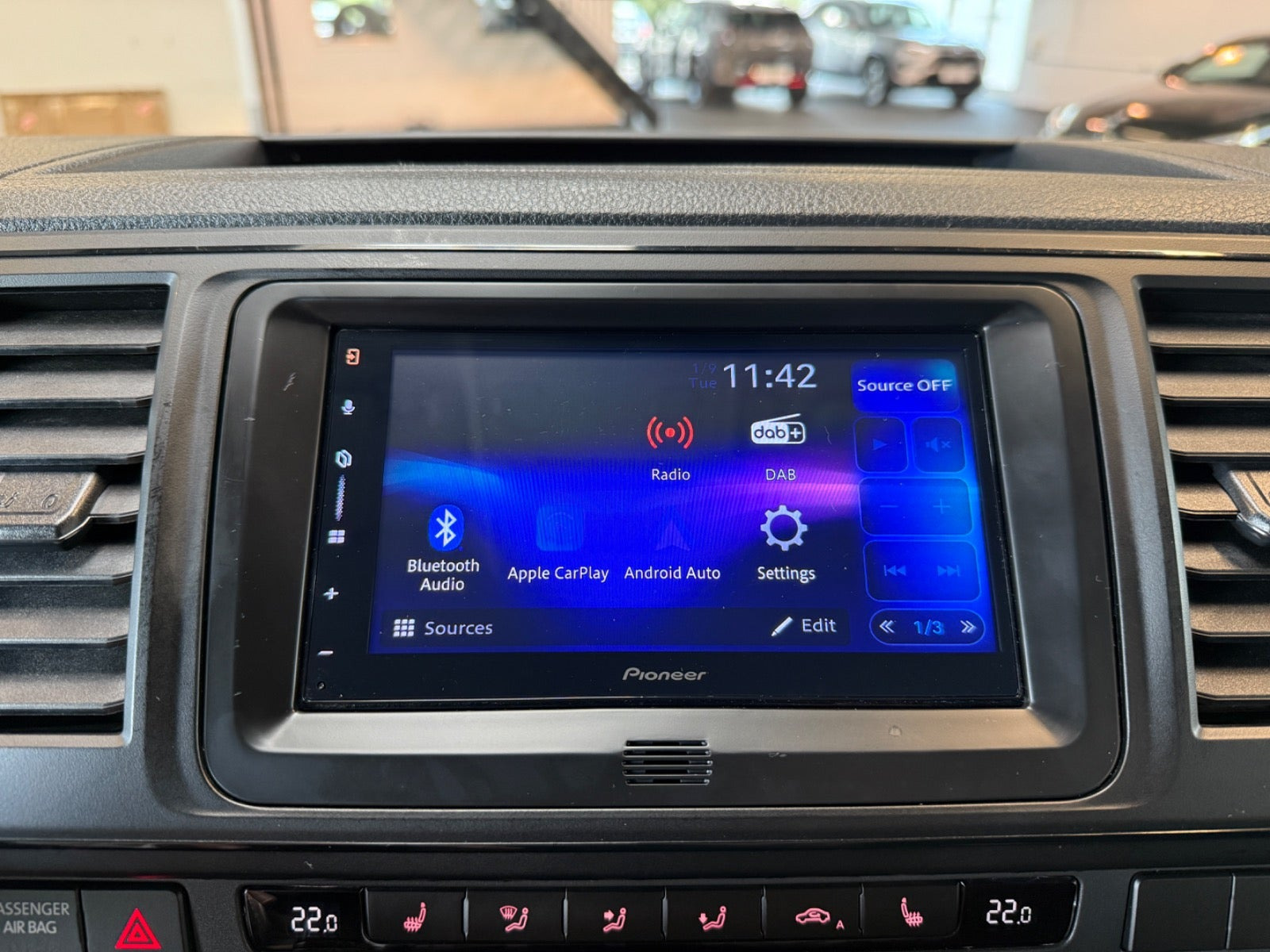 Grå VW Caravelle fra 2017