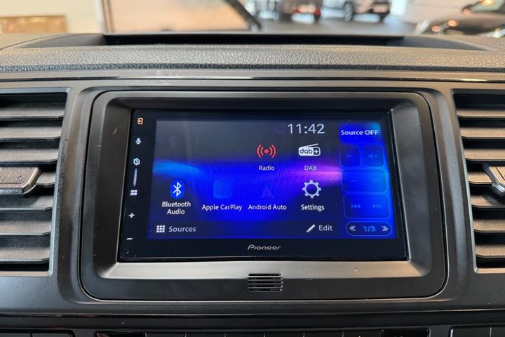 Grå VW Caravelle fra 2017