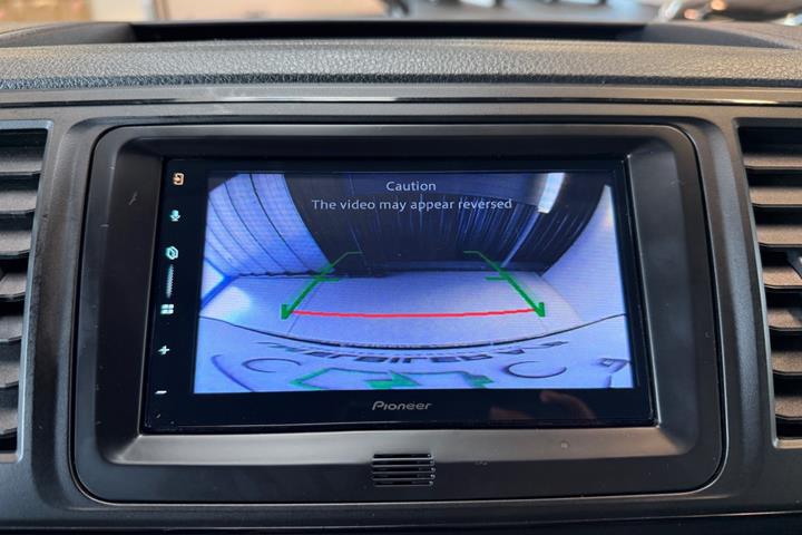 Grå VW Caravelle fra 2017