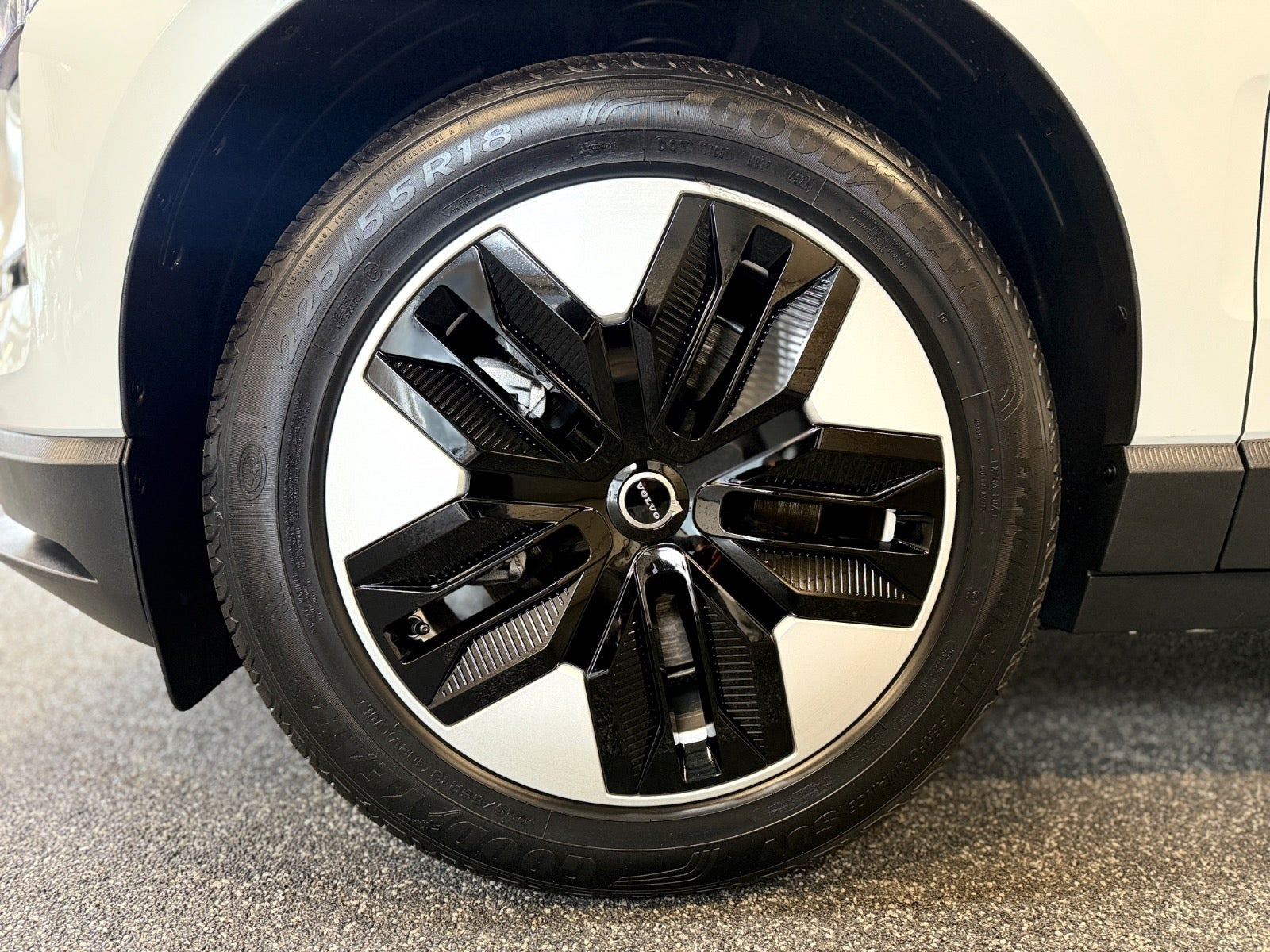 Hvid Volvo EX30 fra 2025
