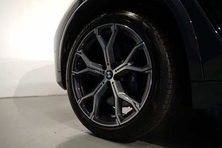 Grå BMW X5 fra 2020