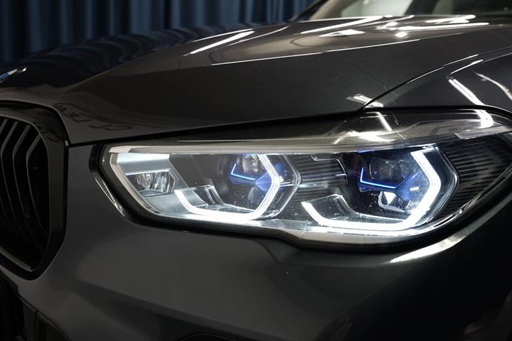 Grå BMW X5 fra 2020