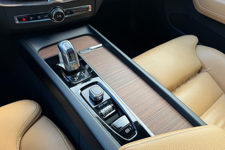 Grå Volvo XC60 fra 2018