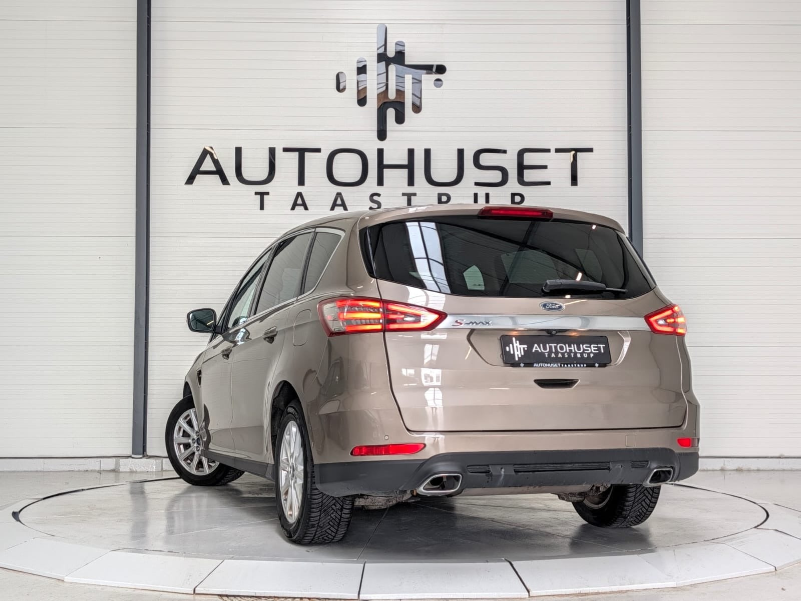 Beige Ford S-MAX fra 2019