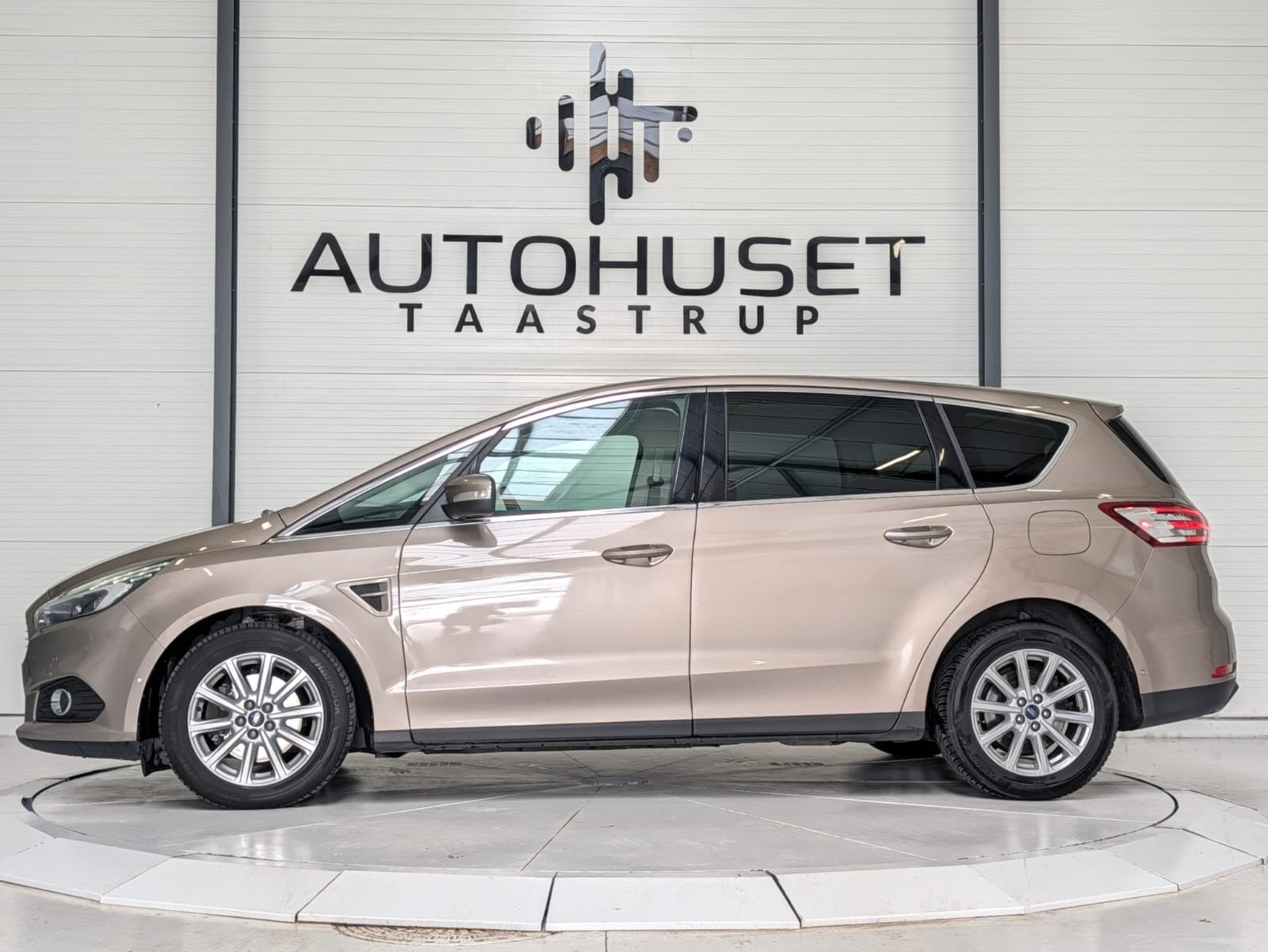 Beige Ford S-MAX fra 2019