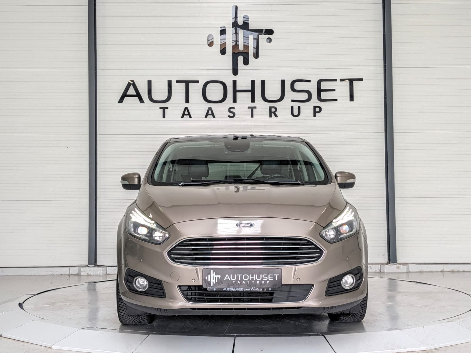 Beige Ford S-MAX fra 2019