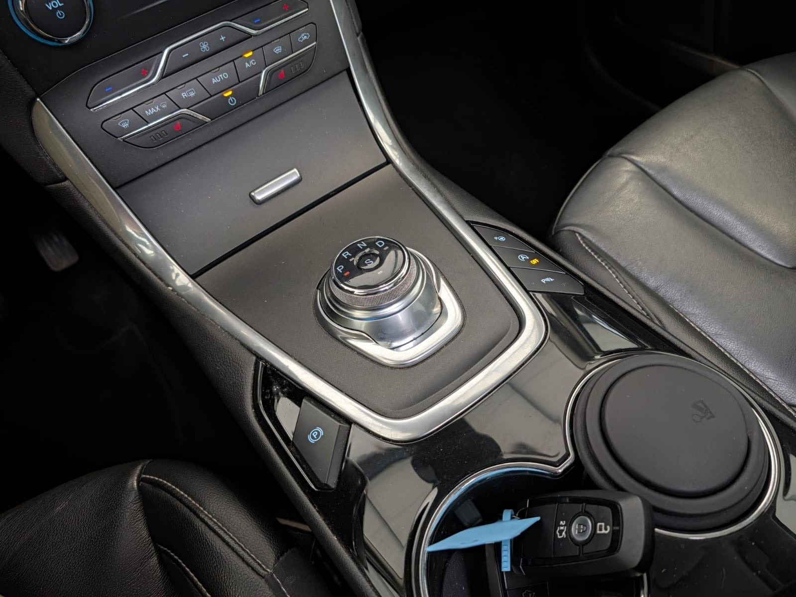 Beige Ford S-MAX fra 2019