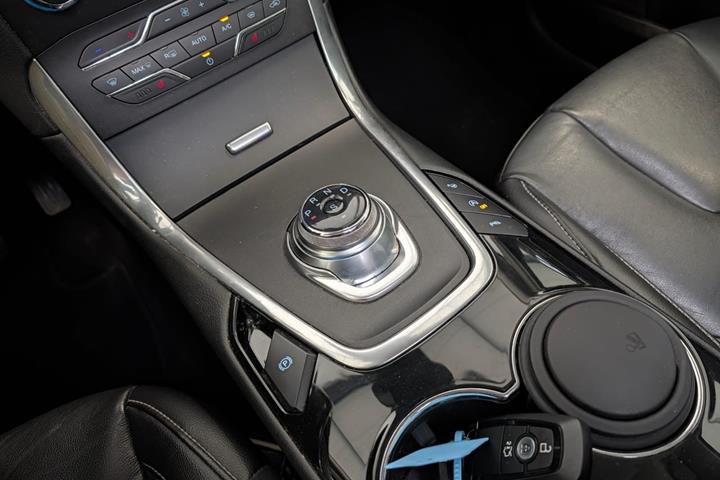 Beige Ford S-MAX fra 2019