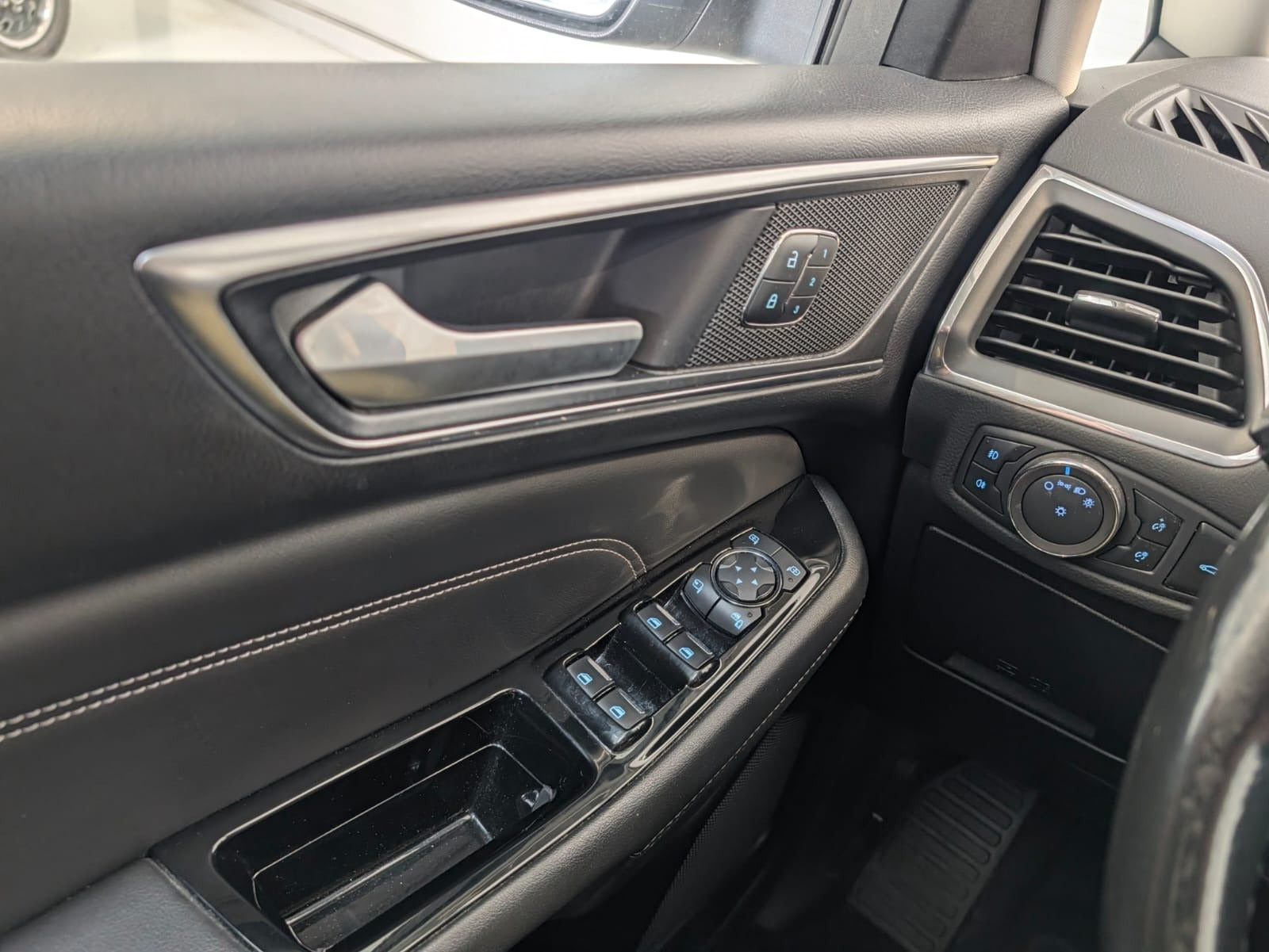 Beige Ford S-MAX fra 2019