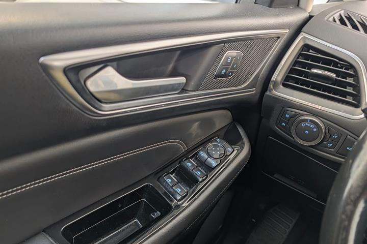 Beige Ford S-MAX fra 2019