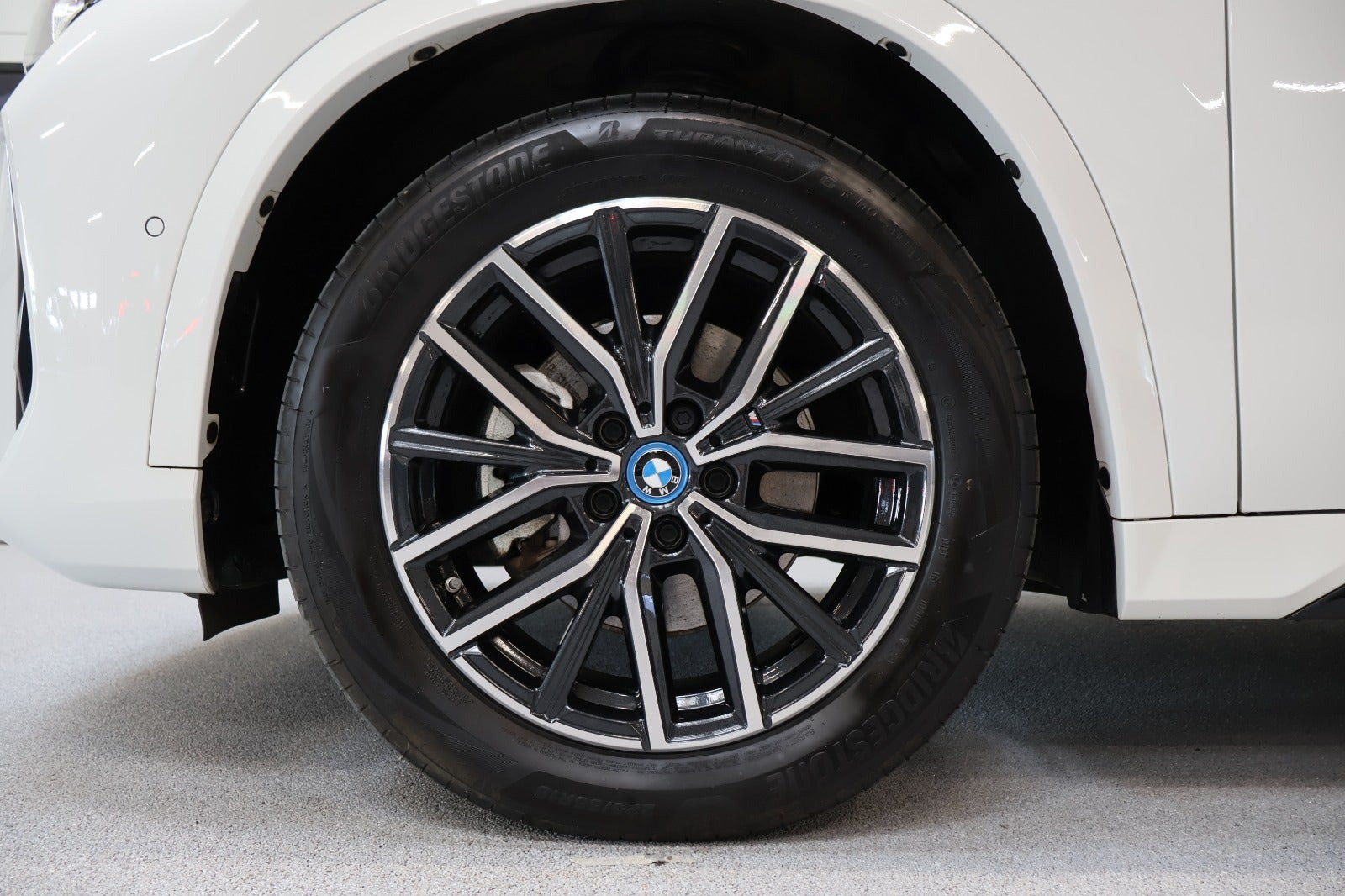 Hvid BMW iX1 fra 2024