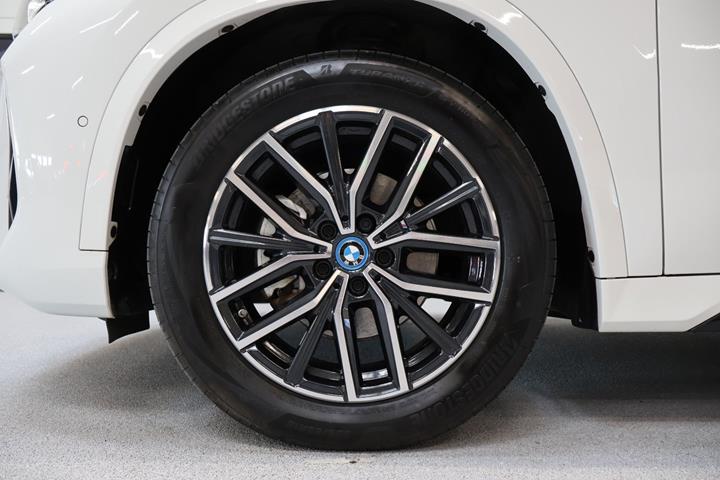 Hvid BMW iX1 fra 2024