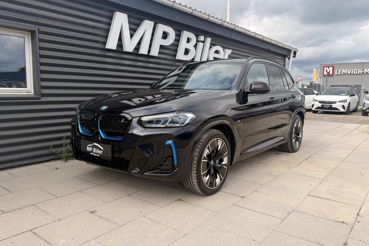 Blå BMW iX3 fra 2024 set udefra