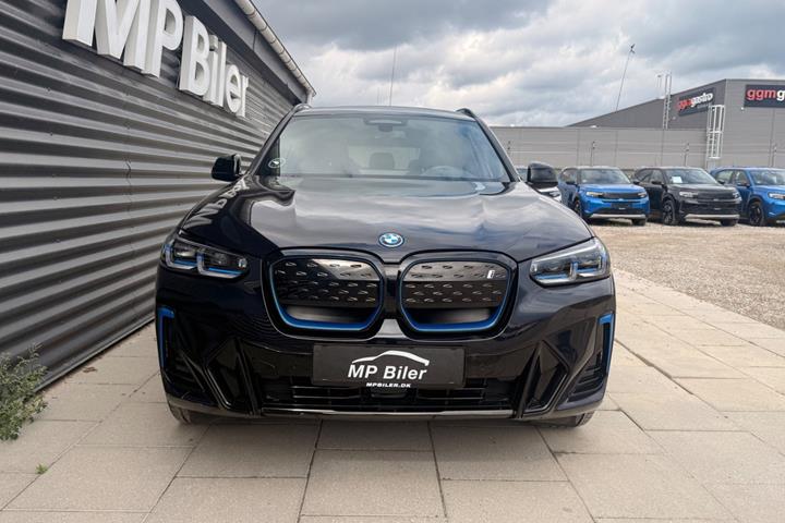 Blå BMW iX3 fra 2024