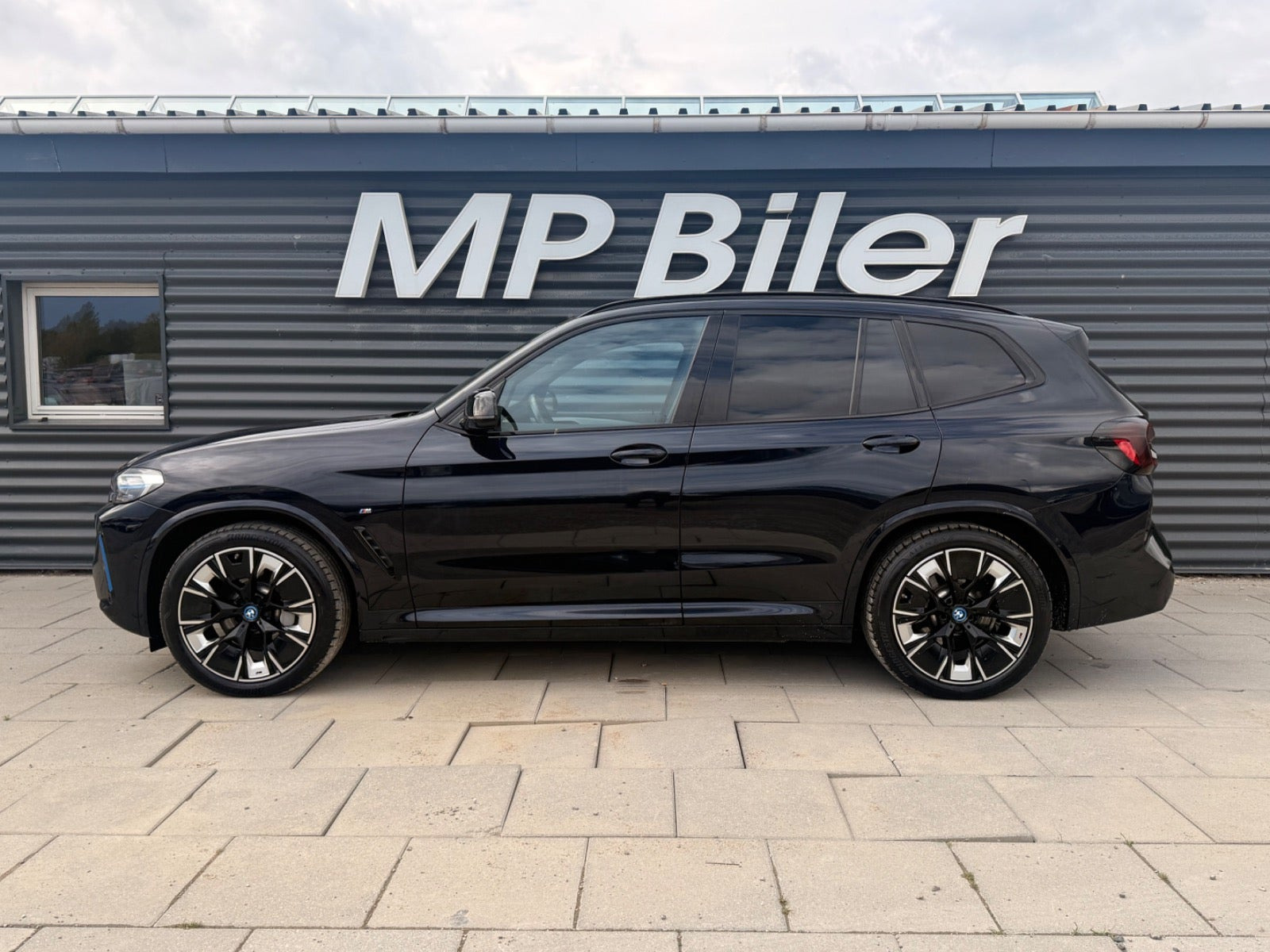 Blå BMW iX3 fra 2024