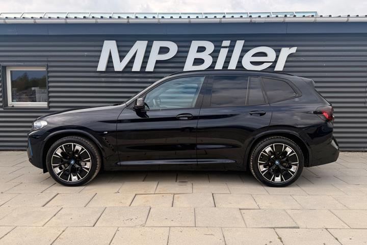 Blå BMW iX3 fra 2024