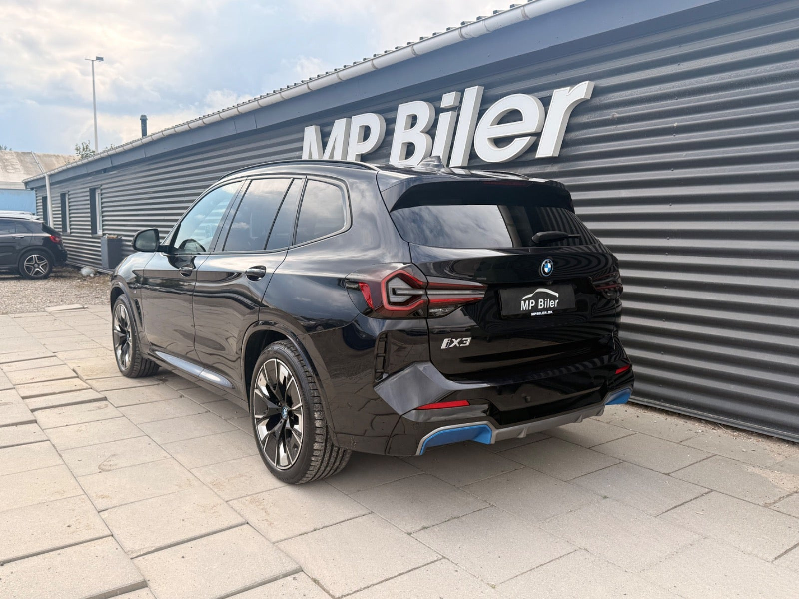 Blå BMW iX3 fra 2024