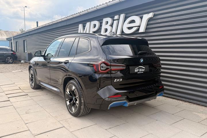 Blå BMW iX3 fra 2024