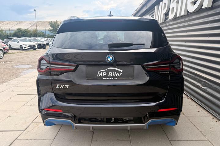 Blå BMW iX3 fra 2024