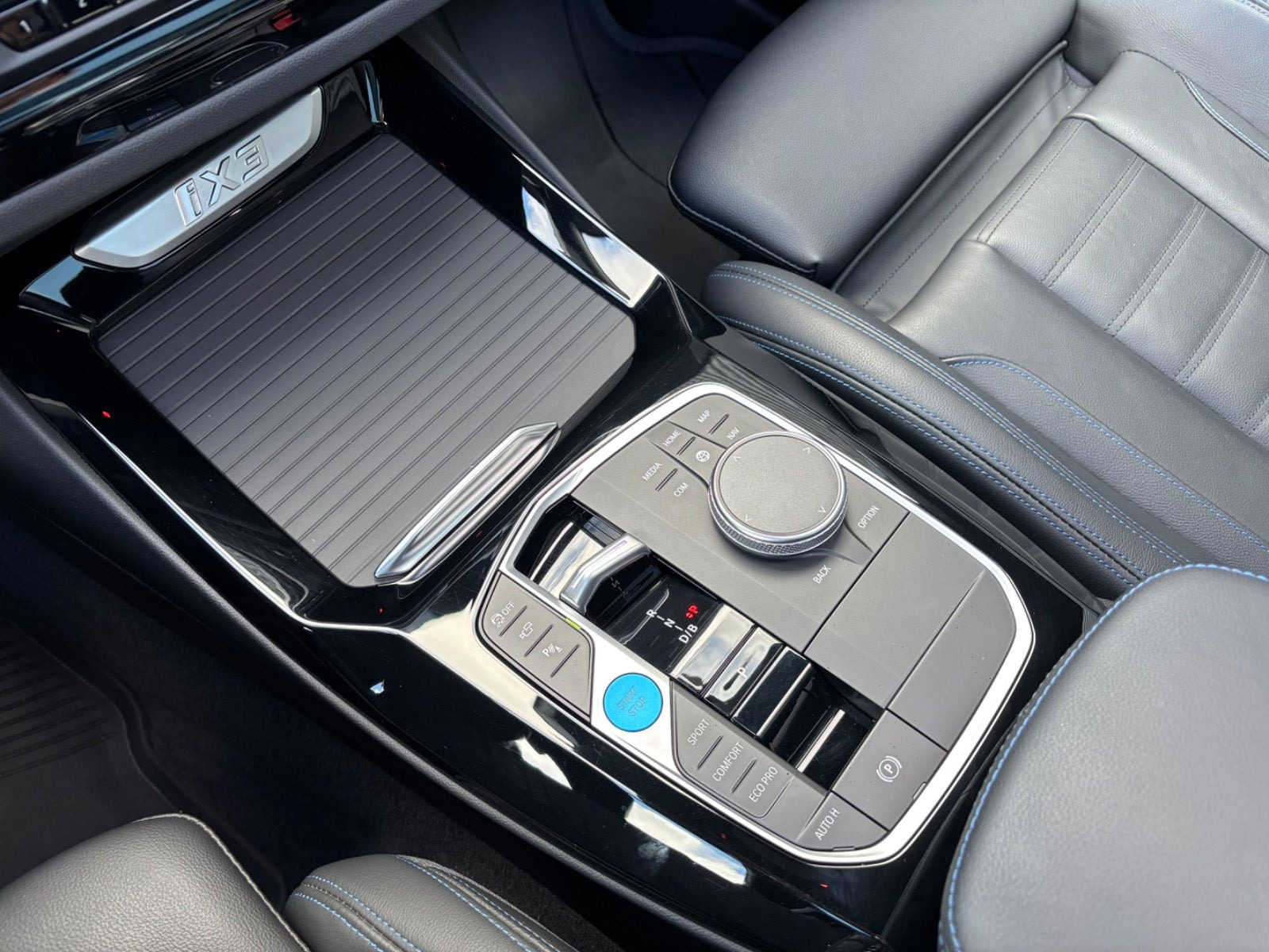 Sort BMW iX3 fra 2023