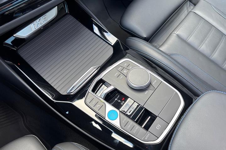 Sort BMW iX3 fra 2023